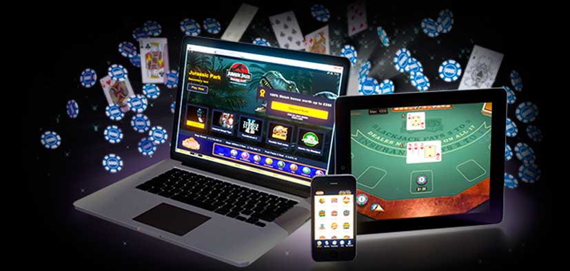 Dator, platta och mobil med casino samt spelmarker och spelkort